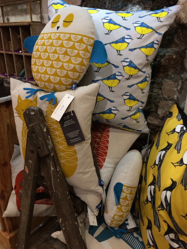 Cushions that beg to come home with you in Uneeka.life